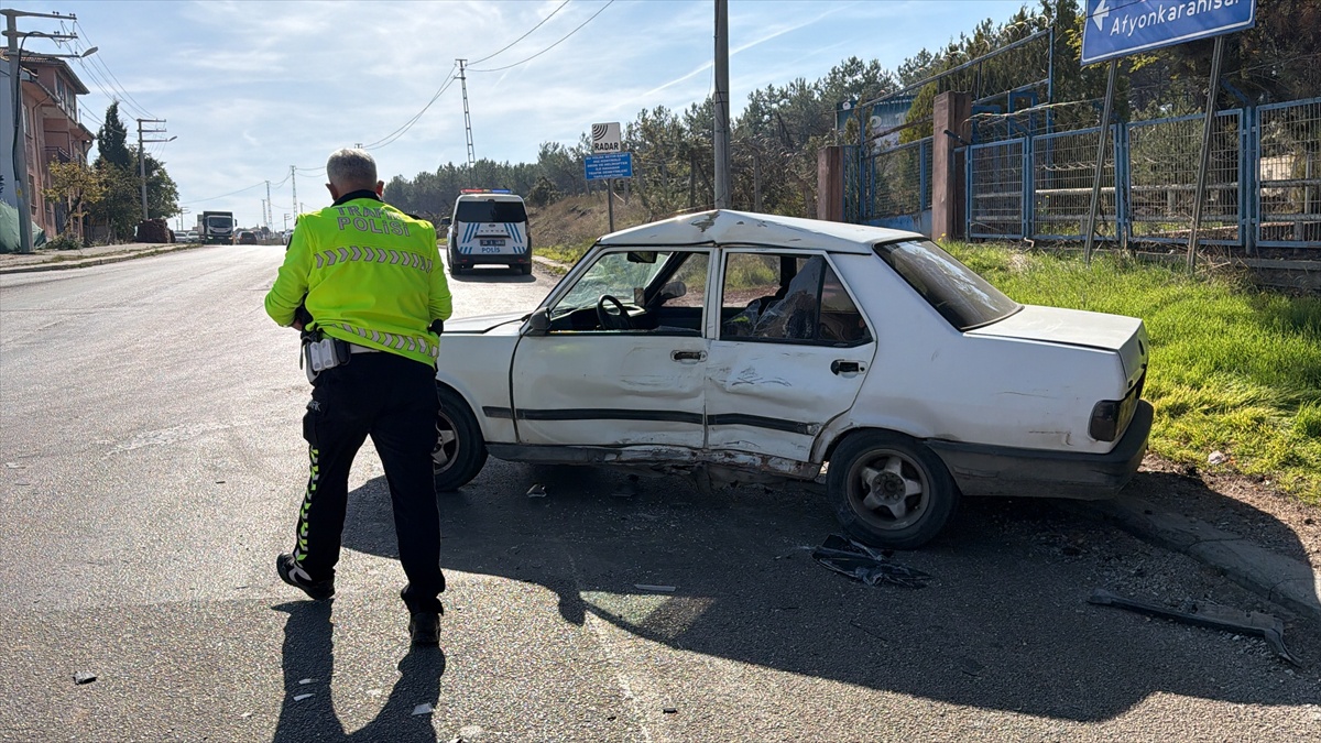 Eskişehir'de kamyonla çarpışan otomobildeki 2 kişi yaralandı