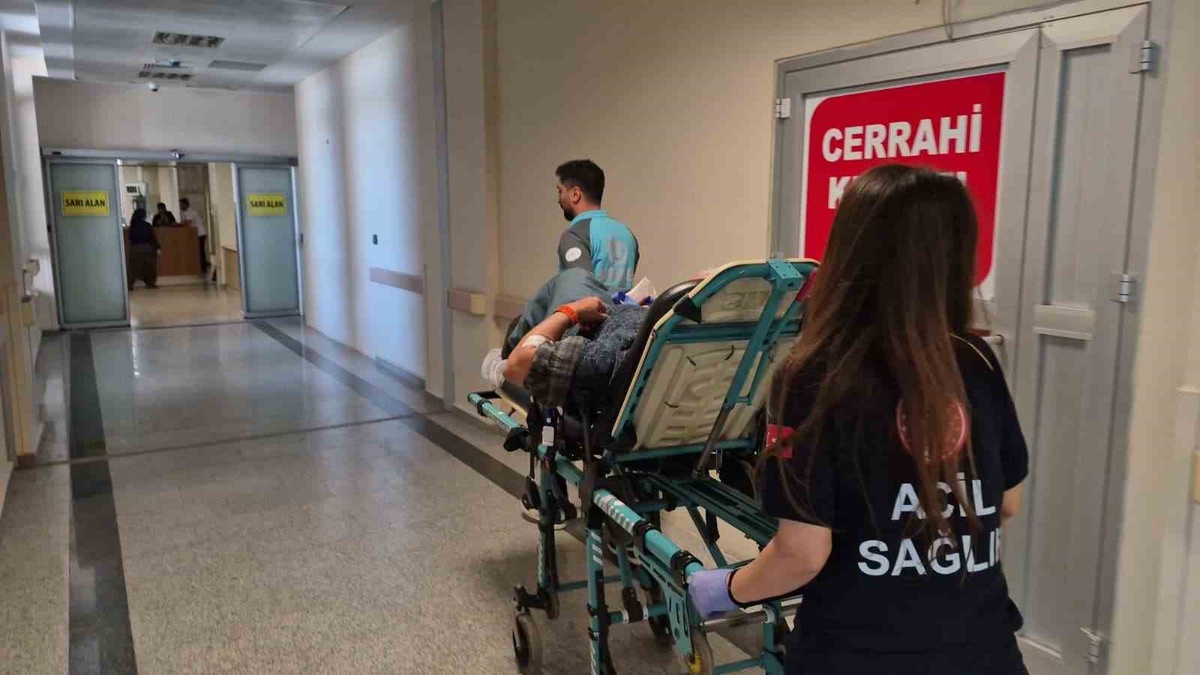 Adıyaman'da otobüste dengesini kaybeden kişi elindeki bıçakla kalçasından yaralandı