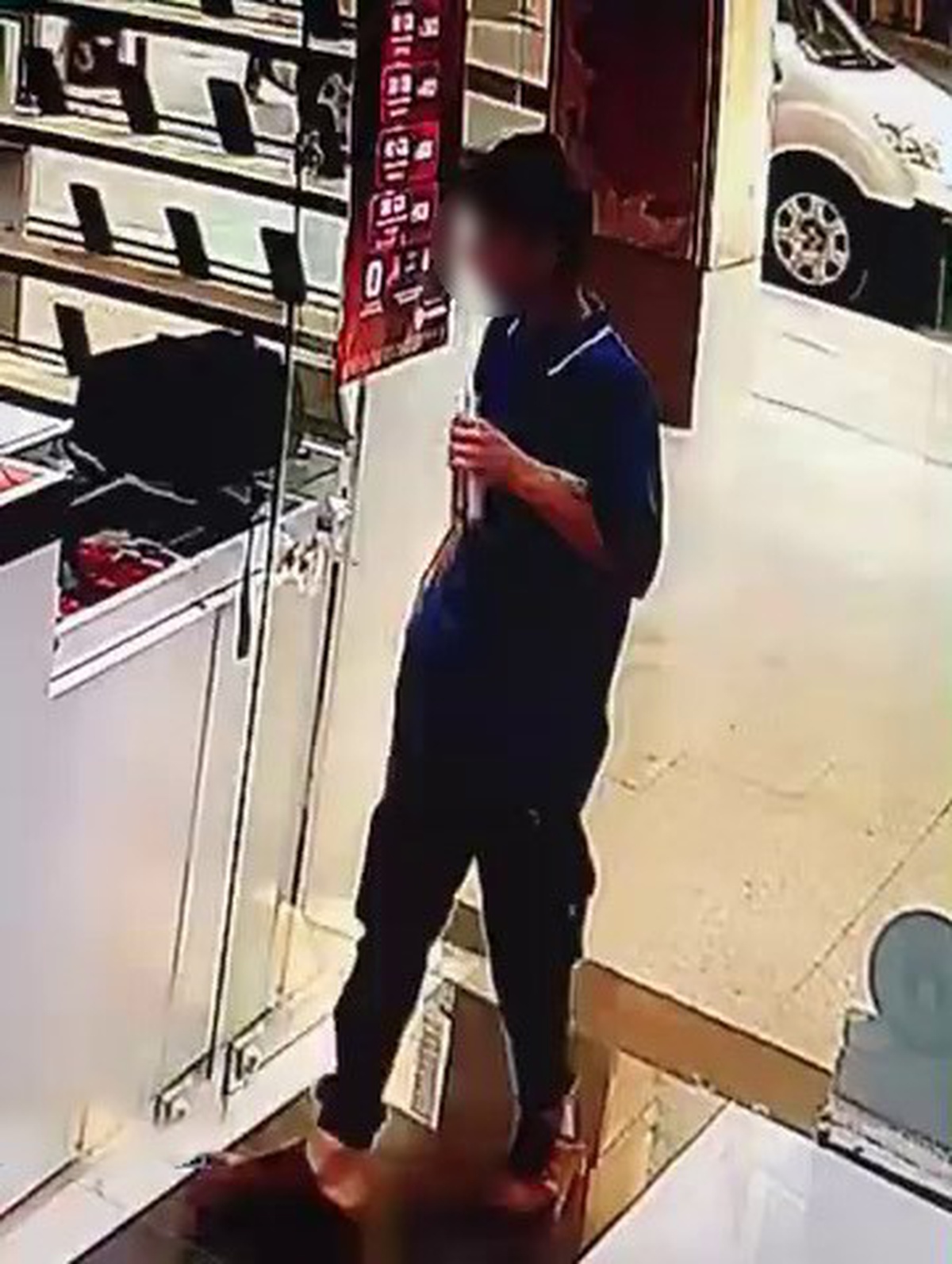 Bursa İnegöl'de telefon çalan şüpheli güvenlik kamerasınca görüntülendi