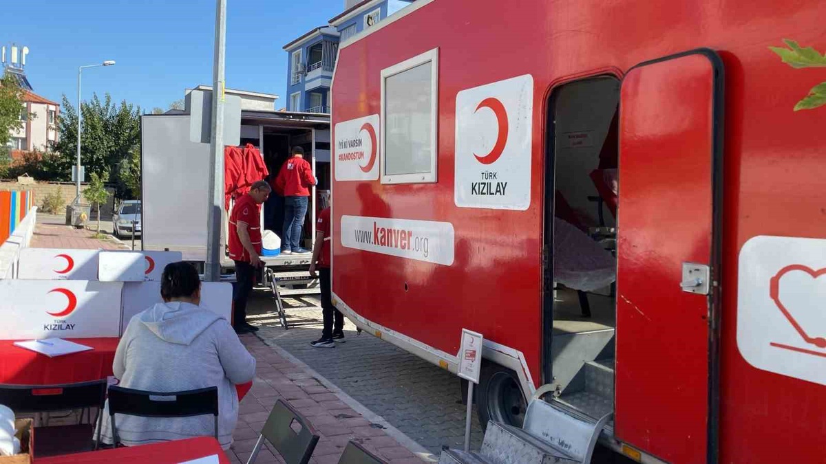 Manisa Sarıgöl'de öğrencilerin ikna ettiği velilerden 26 ünite kan toplandı