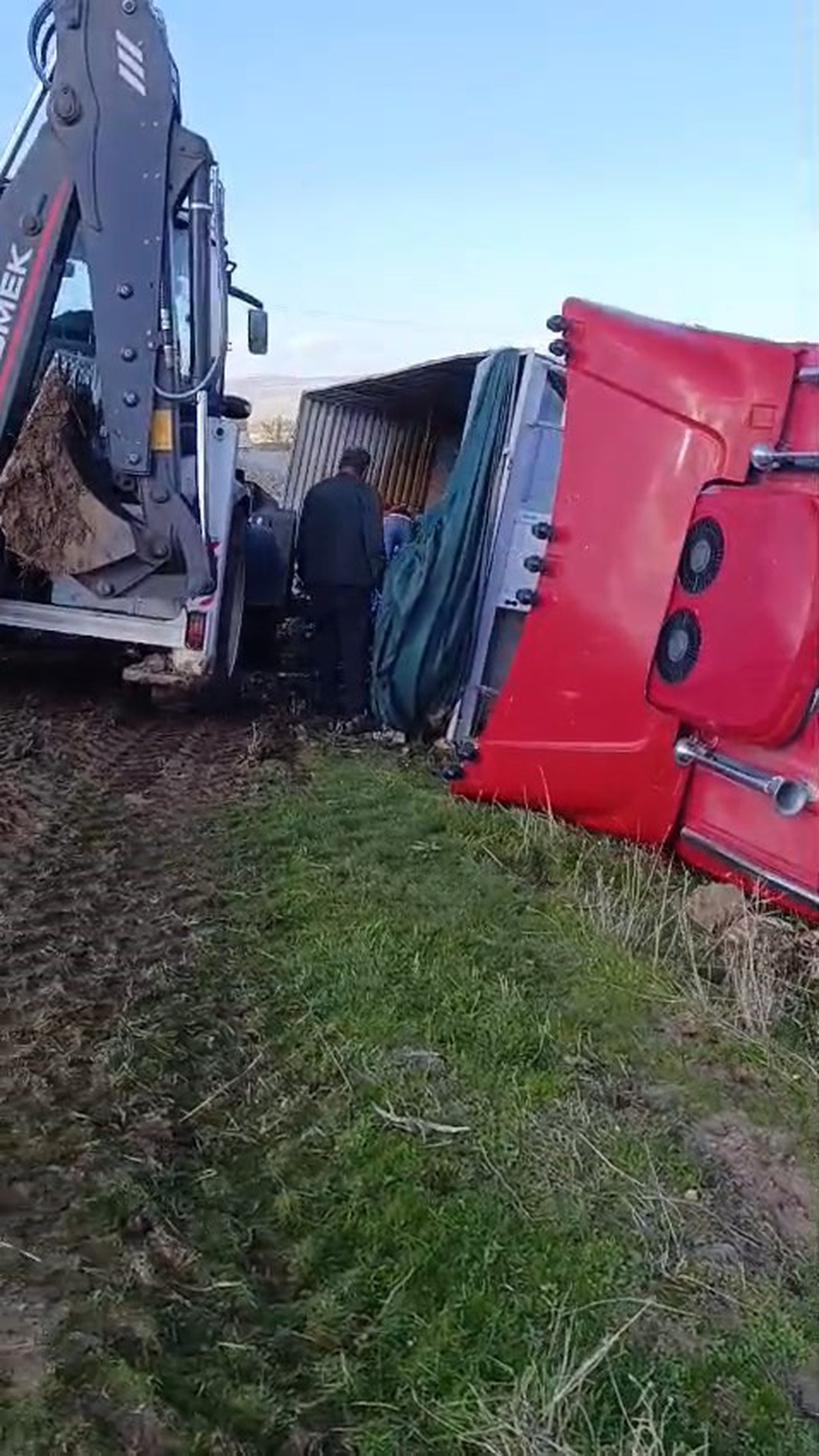 Elazığ Karakoçan'da pancar yüklü tır şarampole devrildi, kazada yaralanan olmadı