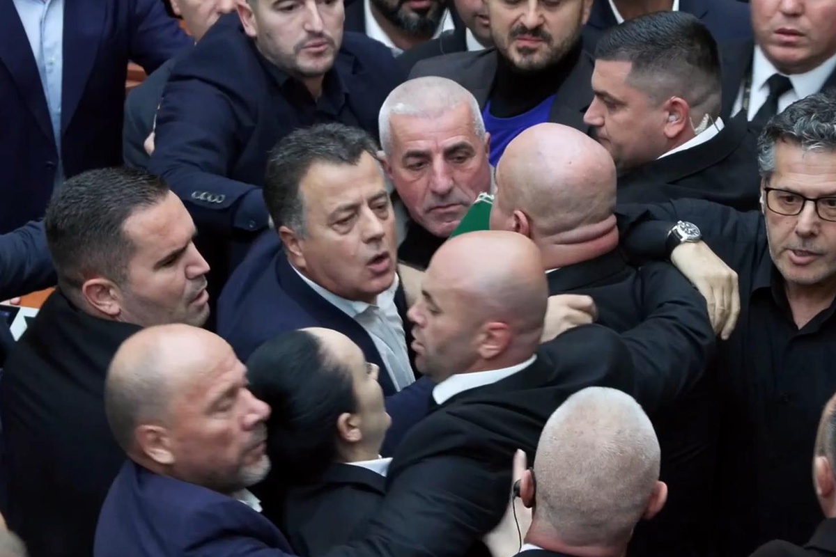 Arnavutluk Meclisi'nde öğrenci gösterilerinin gündeme alınması talebi arbedeye yol açtı
