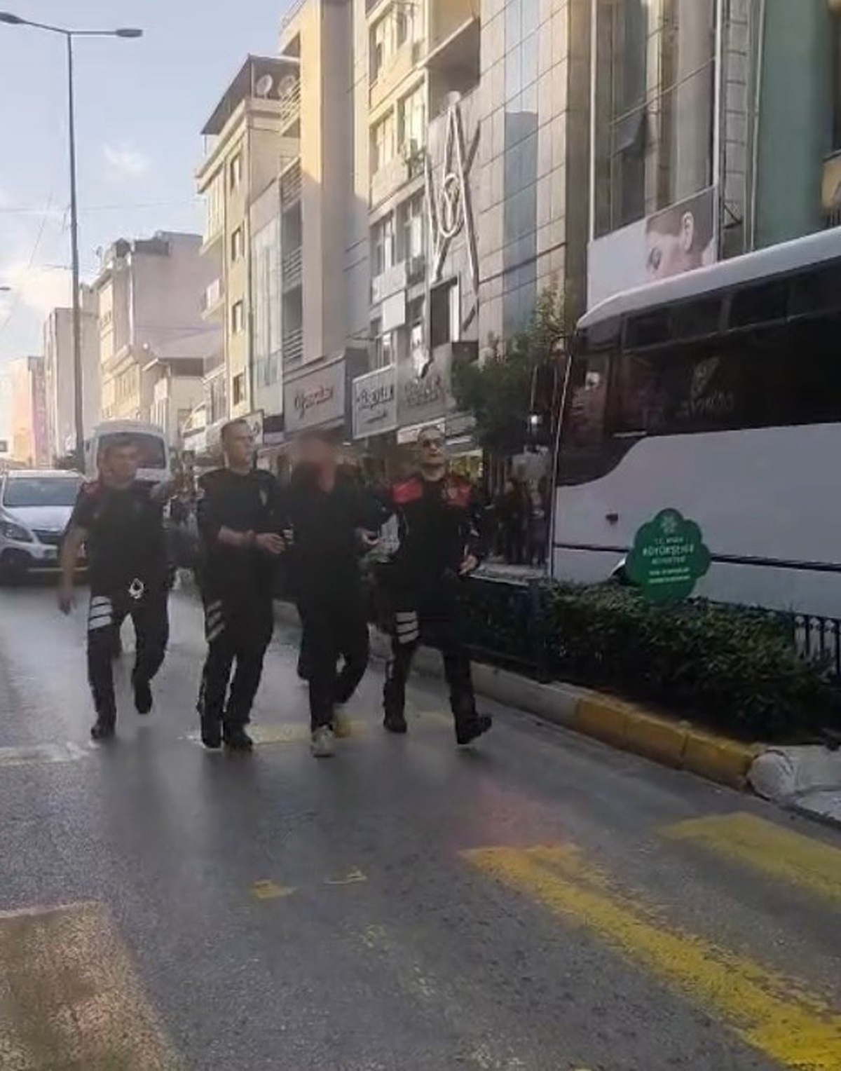 Aydın Efeler'de iddiaya göre kayınpederinin iş yerinde silah çıkaran T.C. gözaltına alındı