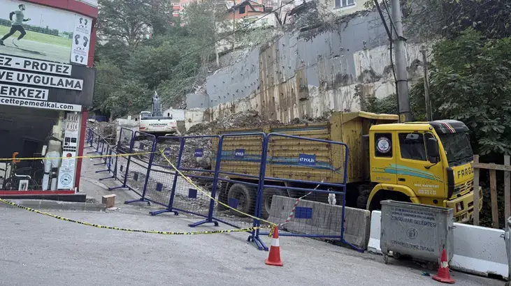 Zonguldak'ta çöken binanın çevresindeki bir bina daha boşaltılıyor