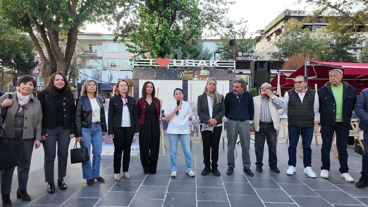Uşak'ta dört emekli kadın eski valilik binası için imza kampanyası başlattı