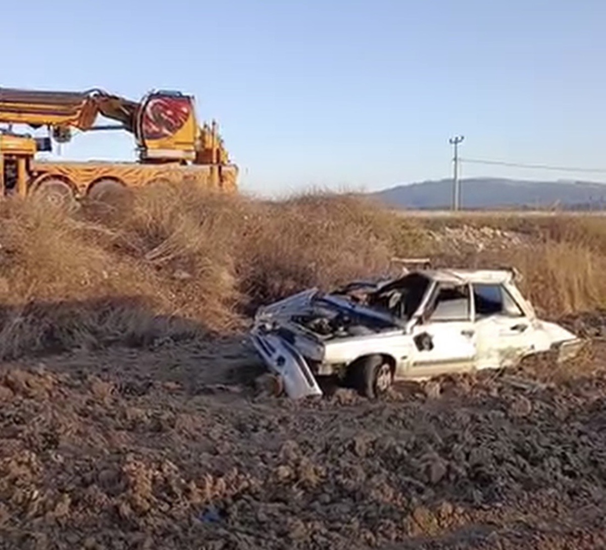 Burdur'da otomobil otobüs durağına çarpıp tarlaya takla attı, 1 kişi yaralandı