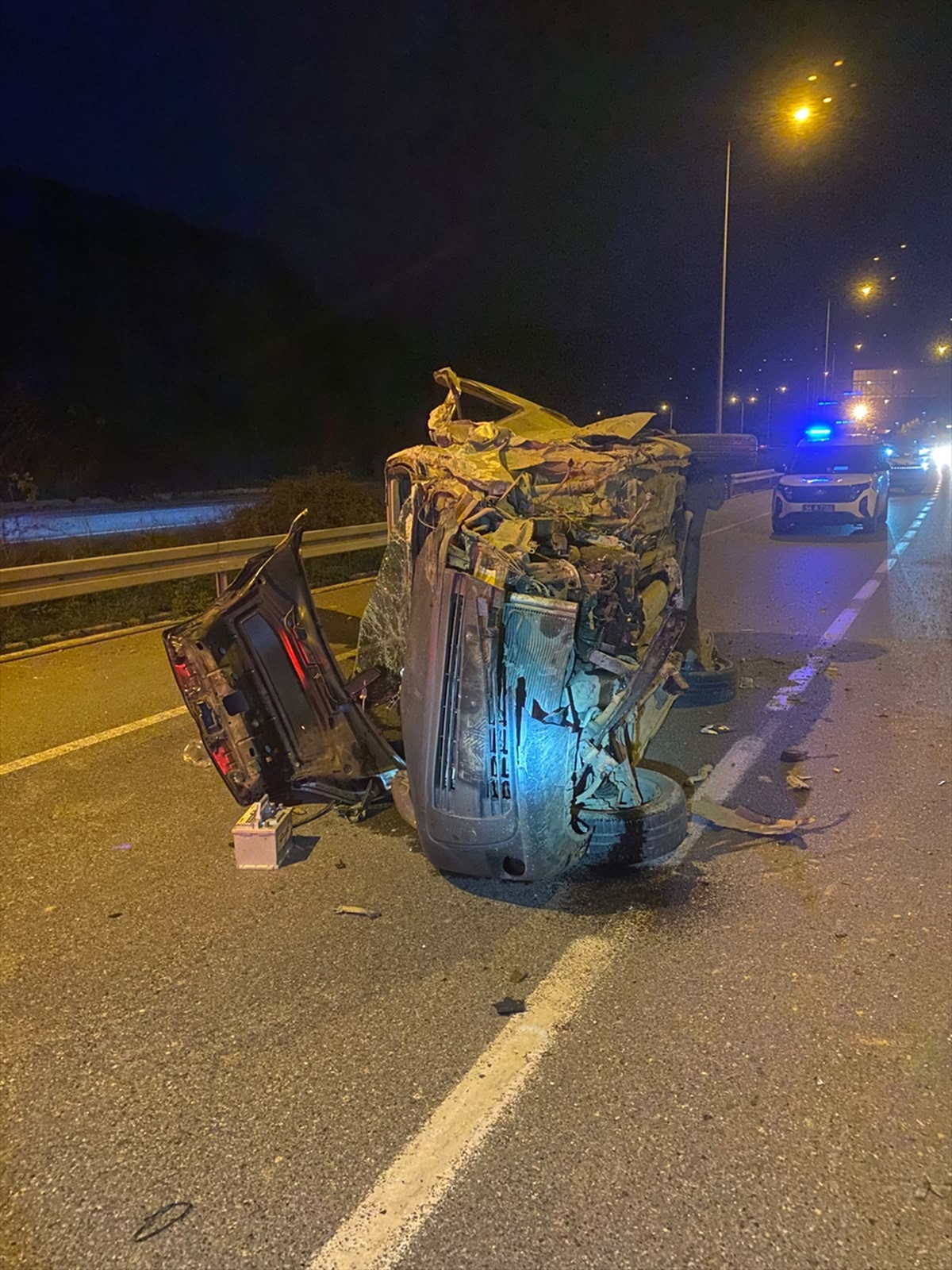 Sakarya Adapazarı'da refüje çarpıp devrilen hafif ticari aracın sürücüsü öldü