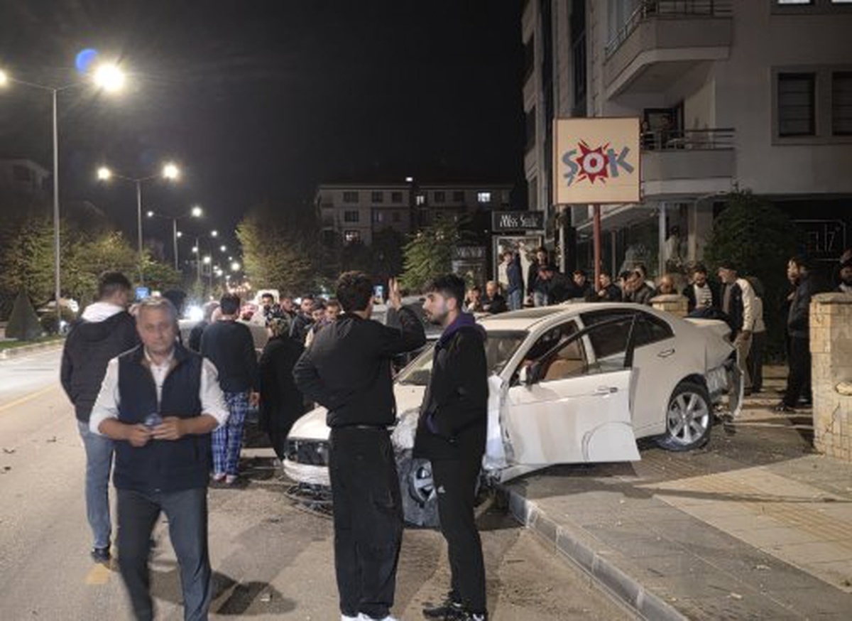 Çorum'da iki aracın karıştığı kazada savrulan araç trafoya çarptı; 4 kişi yaralandı