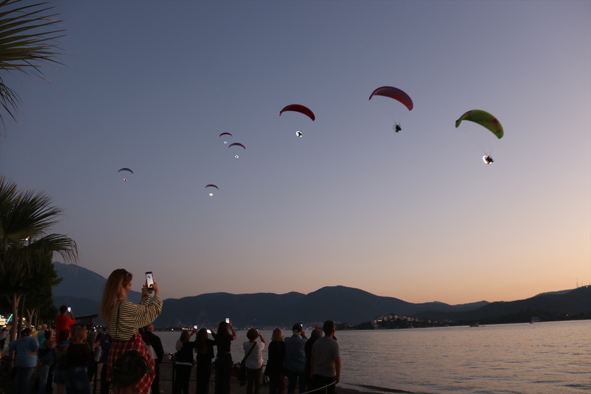 Fethiye'de ışıklı paramotor gösterisi yapıldı
