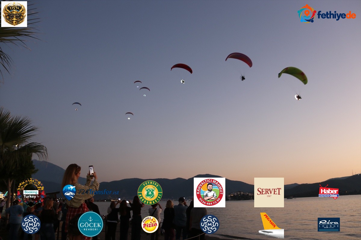 Fethiye'de ışıklı paramotor gösterisi yapıldı