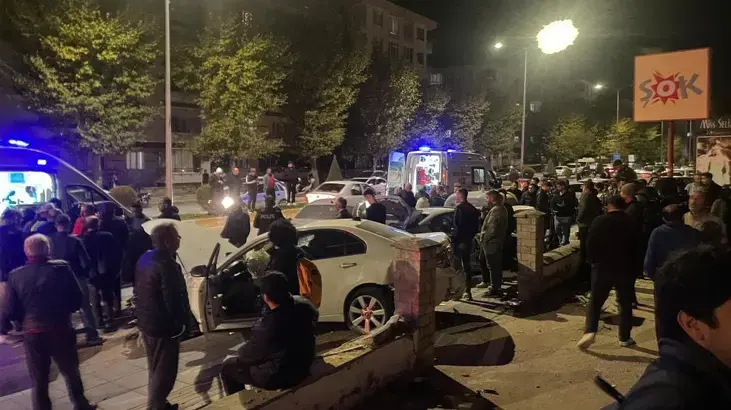 Çorum’da feci kaza! 2 otomobil çarpıştı: 4 kişi yaralı