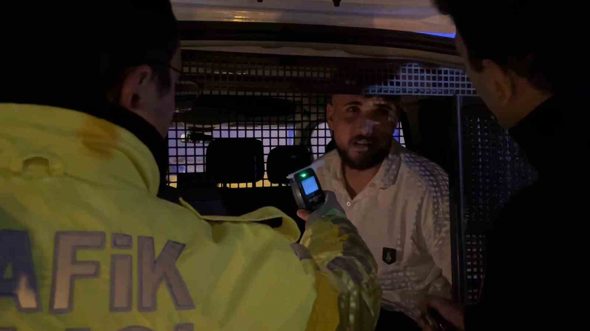 Bursa'da polisten kaçarken lambaya çarpan alkollü sürücüye 420 bin lira ceza kesildi