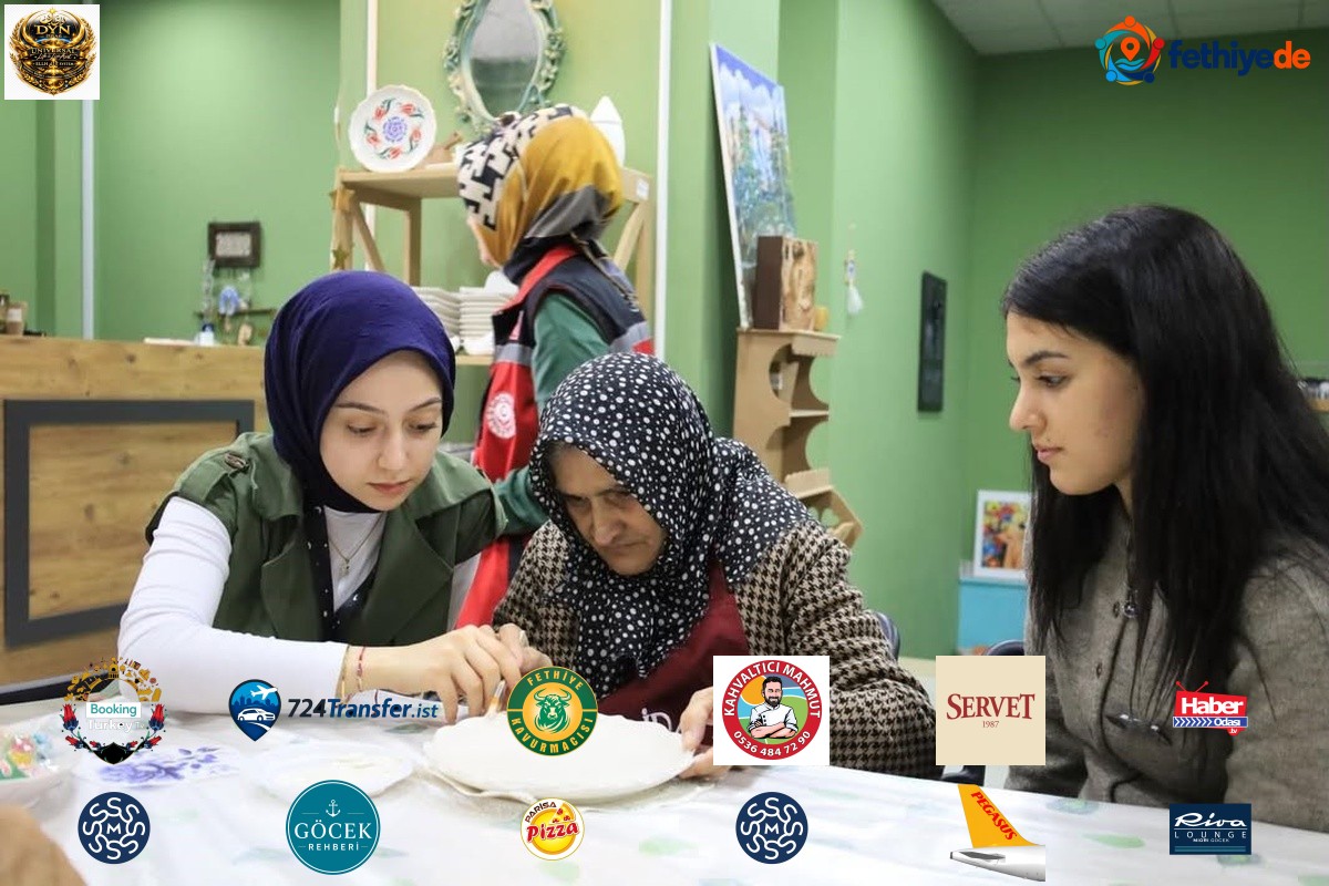 Erzincan'da 'İyilik Var' Projesi kapsamında gençler ve yaşlılar seramik boyadı