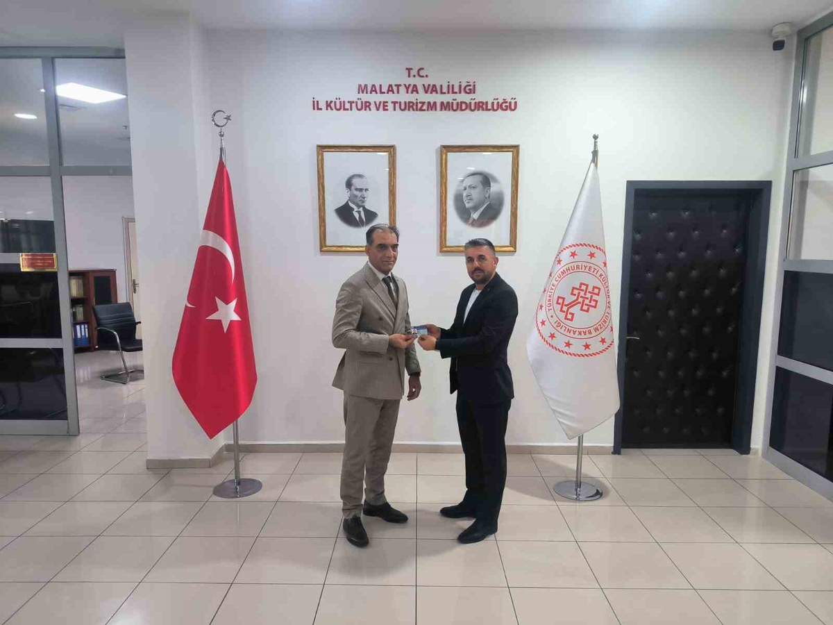 Oktay Demirci, Sanatçı Kartı'nı Malatya İl Kültür ve Turizm Müdür Vekili'nden aldı