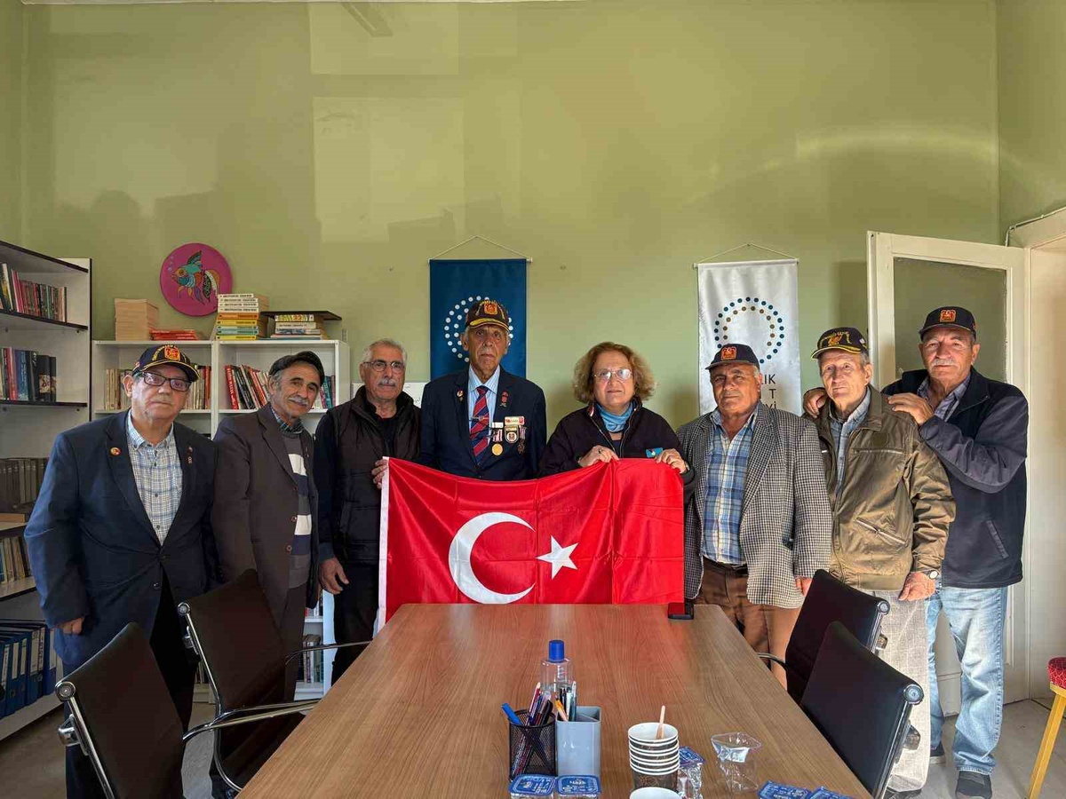 Ayvalık'ta Muharip Gaziler Derneği, Kent Konseyi Başkanı Atay'a bayrak hediye etti