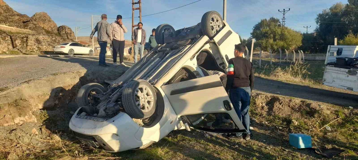 Konya Kulu'da şarampole takla atan hafif ticari araçtaki 3 kişi yara almadan kurtuldu