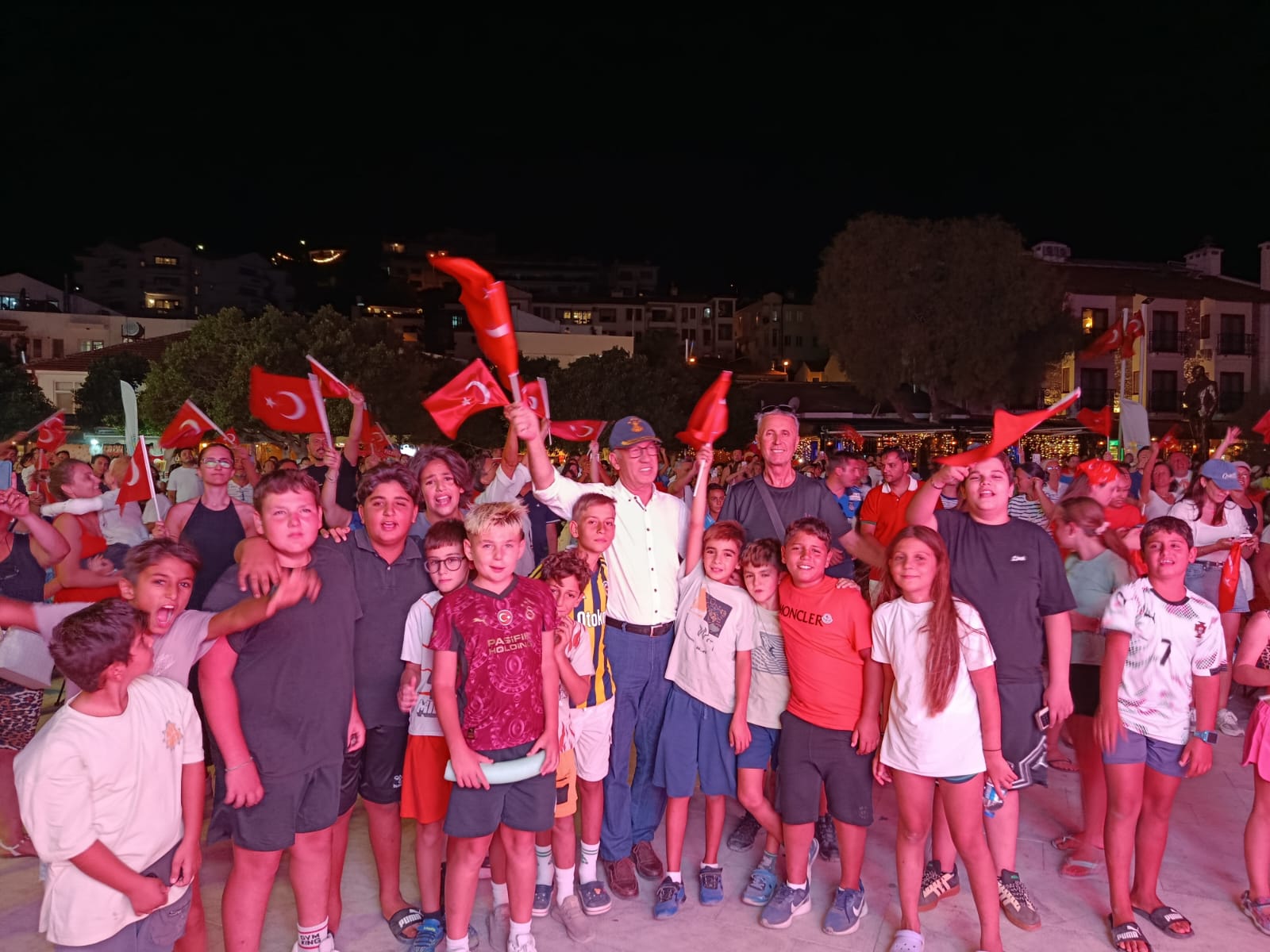 [BELEDIYE · Muğla · Datça] Yüzlerce Datçalı şampiyonluğu beraber izledi | Datça Belediyesi