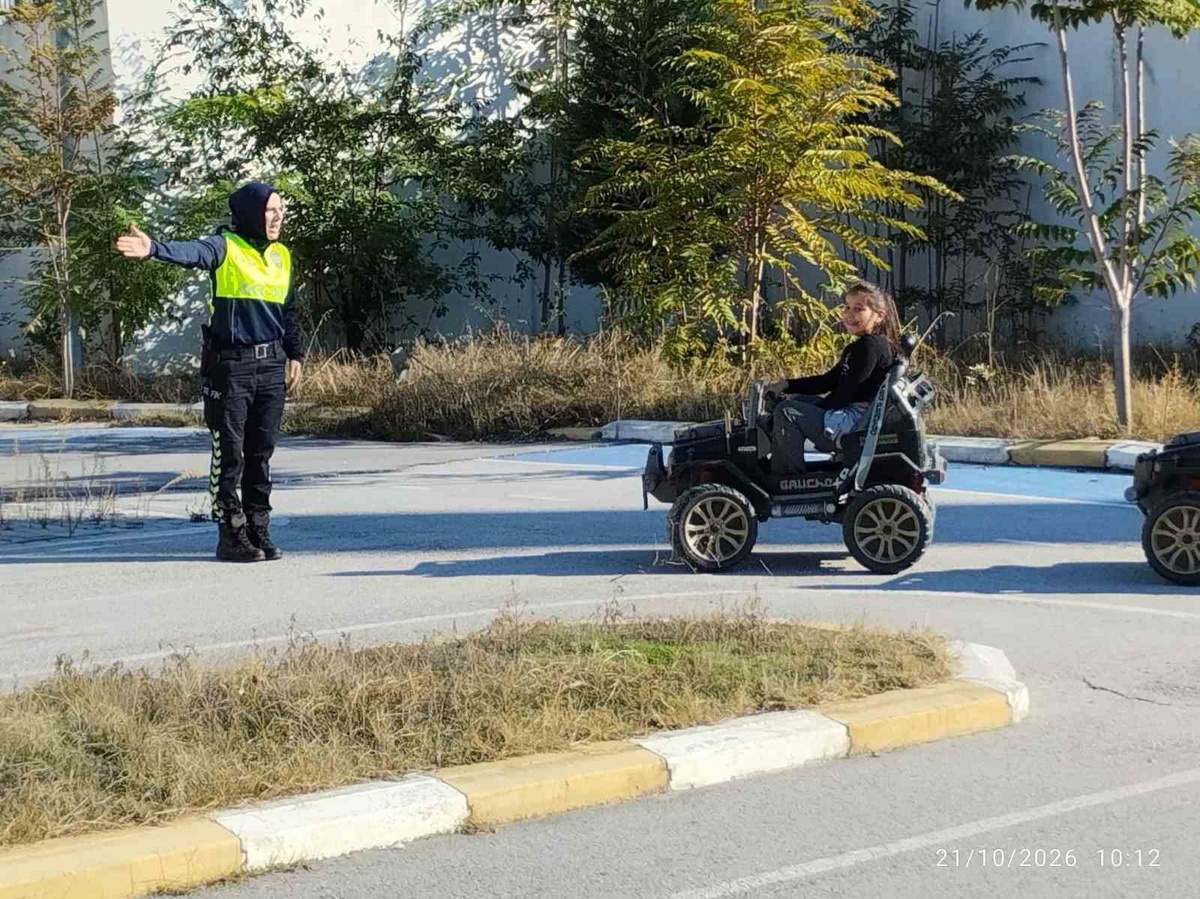 Bilecik'te Atatürk İlkokulu'ndan 35 öğrenciye uygulamalı trafik eğitimi verildi