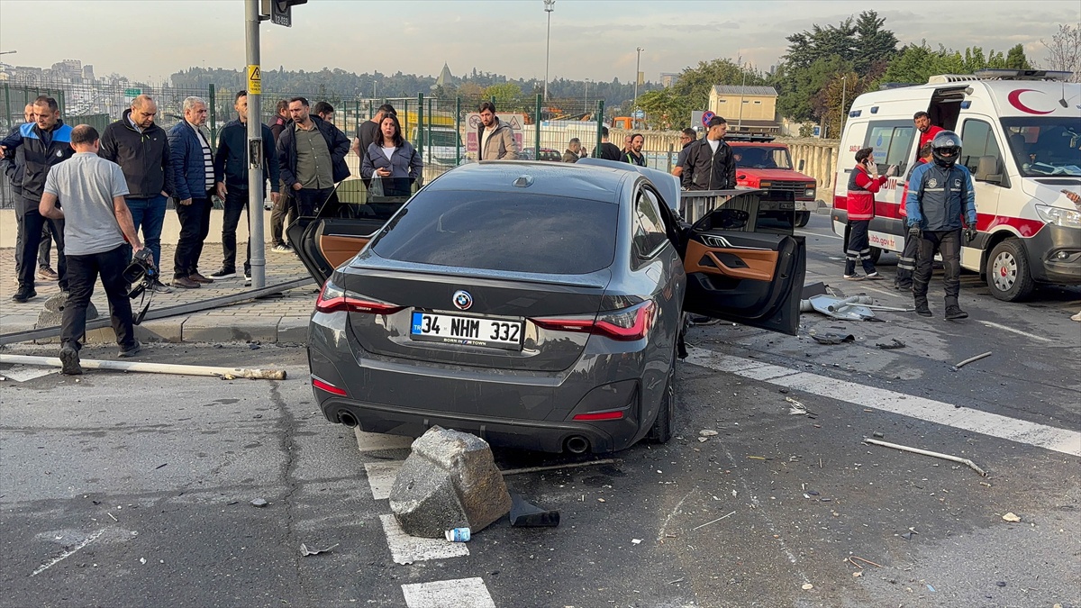 Eyüpsultan'da iki otomobil çarpıştı, ışık tamirine gelen işçiyle 4 kişi yaralandı