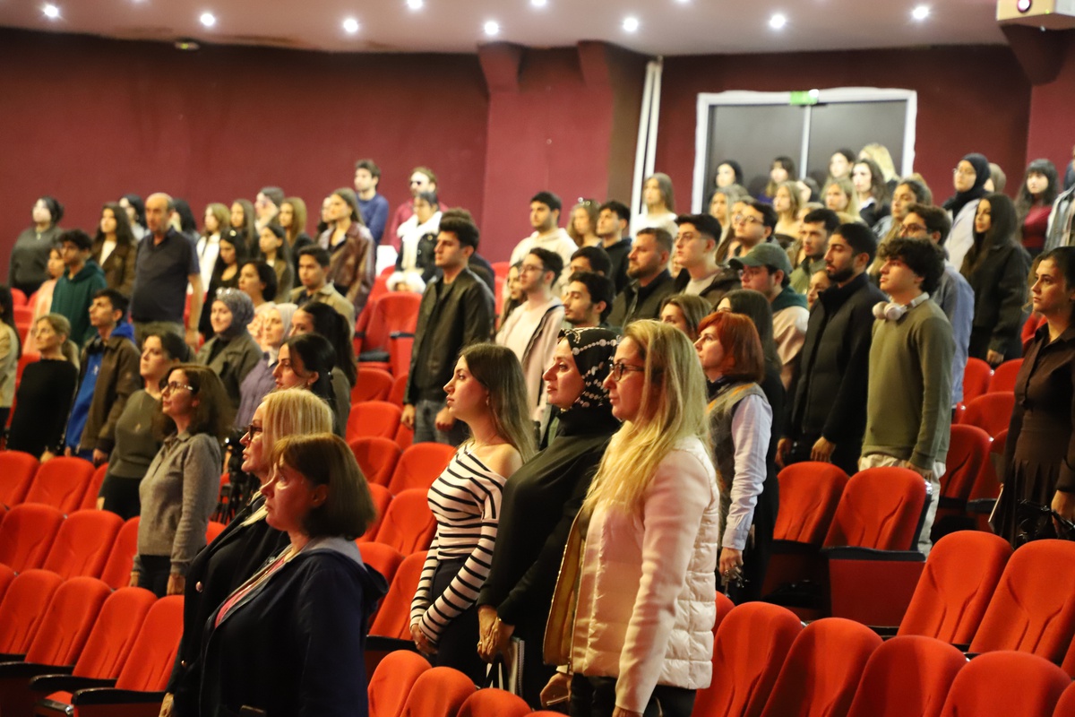 Arel Üniversitesi kongresinde Haluk Şahin yapay zekayı Sihirbazın Yamağı'na benzetti