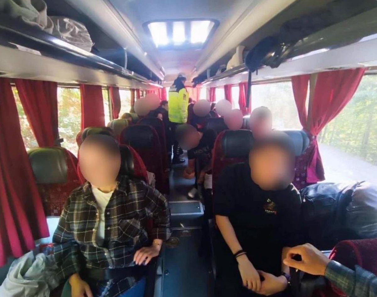Bursa Mustafakemalpaşa'da trafik jandarması öğrencilere trafik kurallarını anlattı