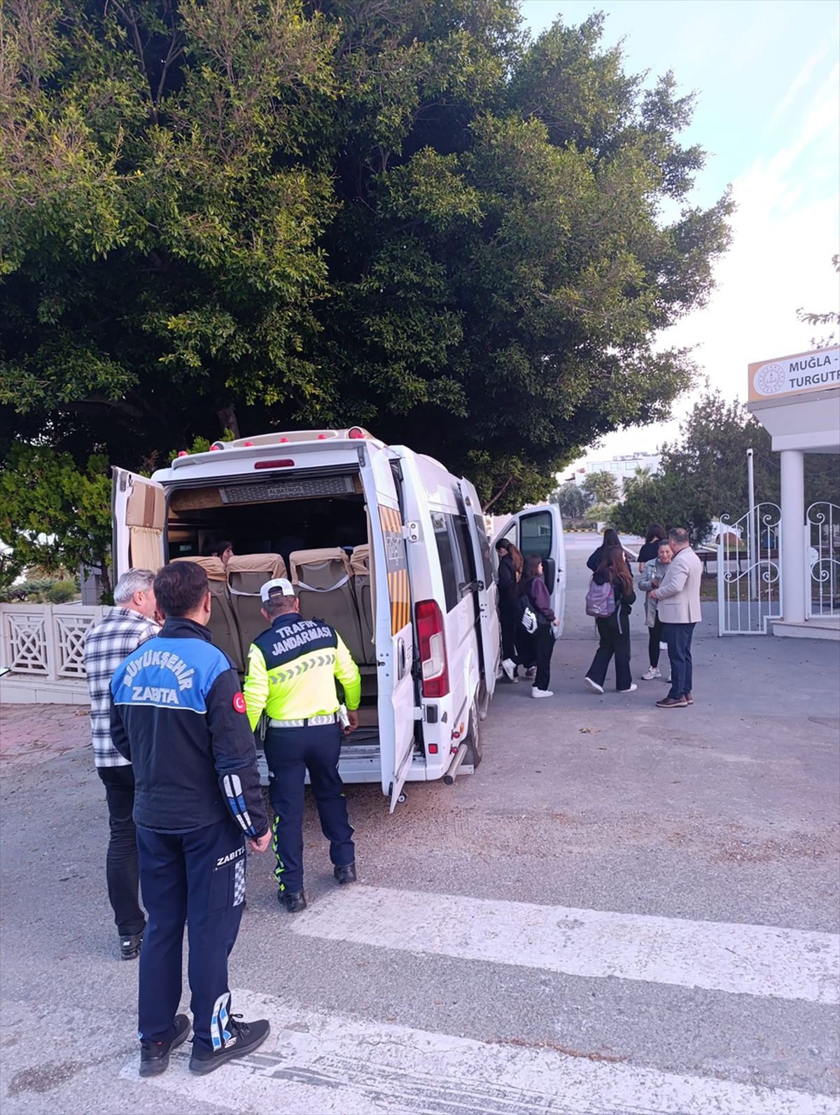 Bodrum'da okul servisleri Kuşcu'nun katılımıyla eş zamanlı denetlendi