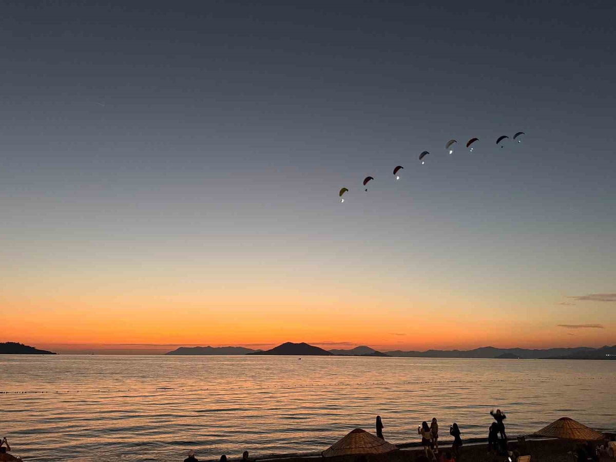 Fethiye'de hava oyunları festivalinde motorlu yamaç paraşütü led gösterisi sunuldu
