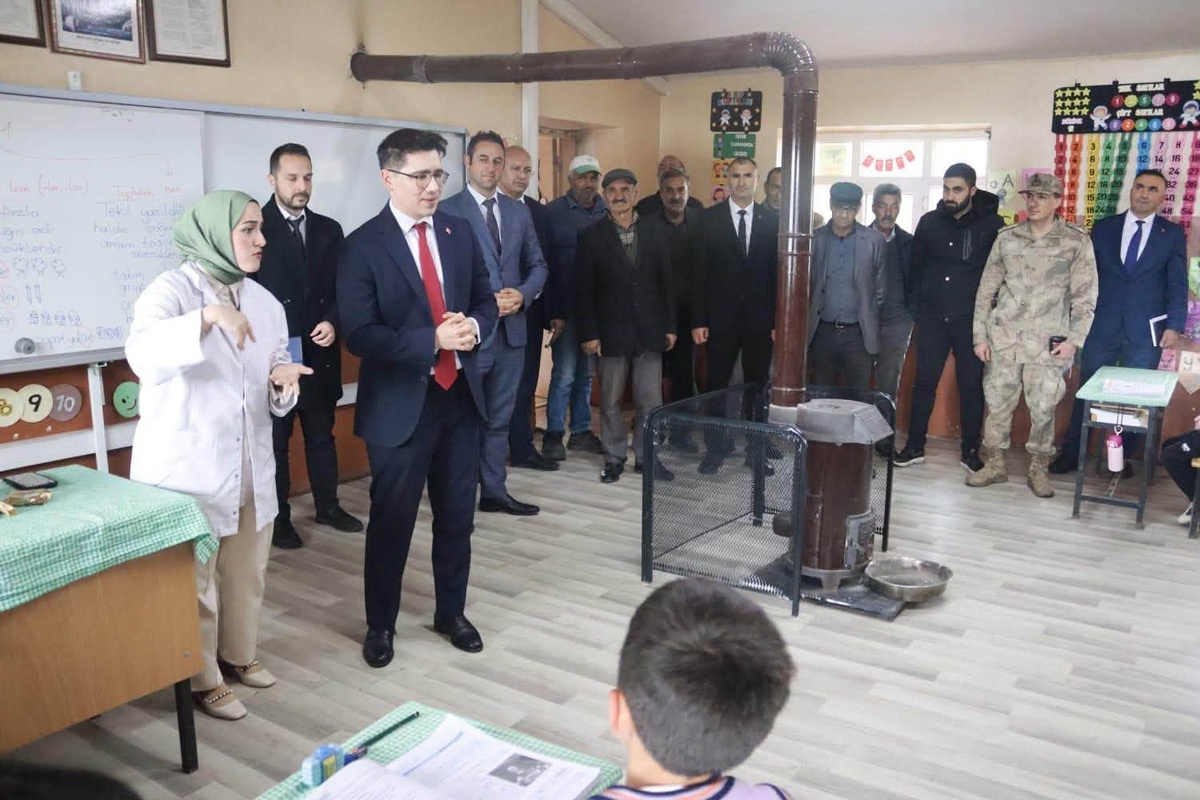 Çıldır Kaymakamı Sakızcı, Akçakale İlkokulunu ziyaret ederek öğrencilerle sohbet etti