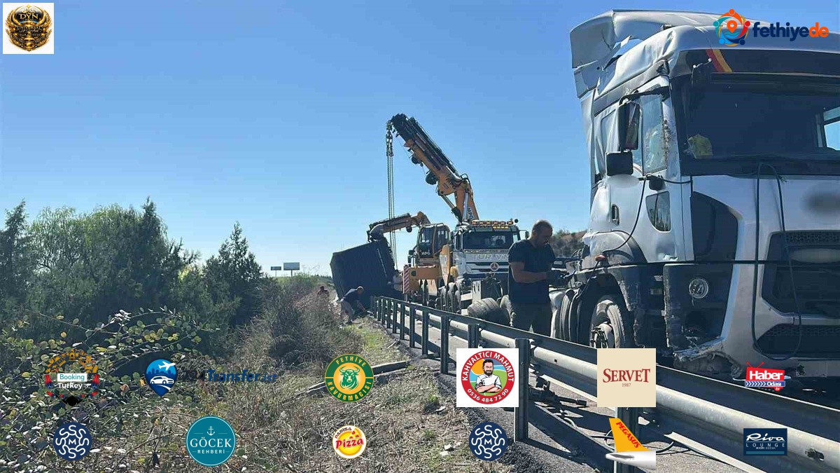 Mersin'de bariyerlere çarpan tırın konteyneri devrildi, yaralanan olmadı