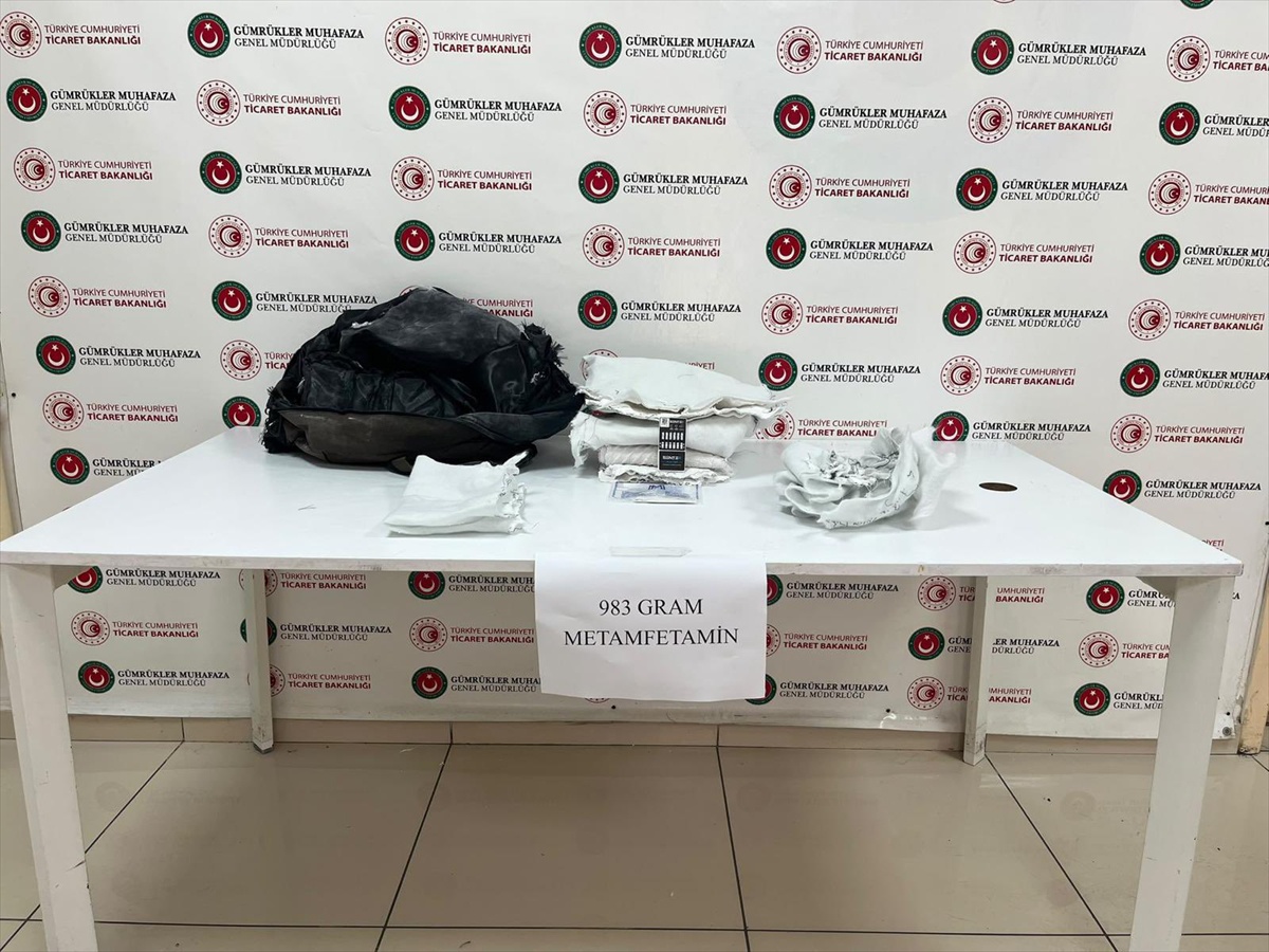 Hakkari Esendere'de valize gizlenen 983 gram uyuşturucu ele geçirildi