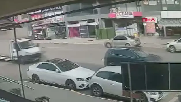 Pendik'te hafriyat kamyonunun eczaneye girdiği anlar kamerada!