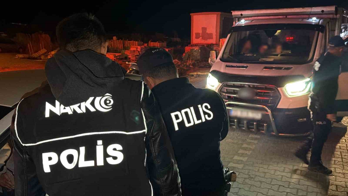 Edremit'te asayiş uygulamasında aranan 8 kişi yakalandı, biri 26 yıl 3 ay cezalı