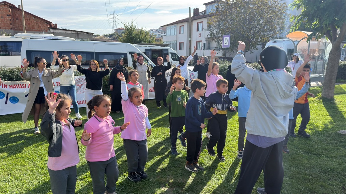 Bilecik'te 'Mahallemde hareketlilik var' etkinliğinde müzikle egzersiz yapıldı