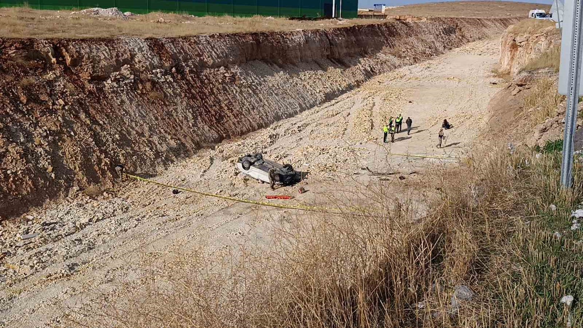 Şanlıurfa'da otomobil 15 metre yükseklikten çalışma yapılan yola uçtu, sürücü öldü