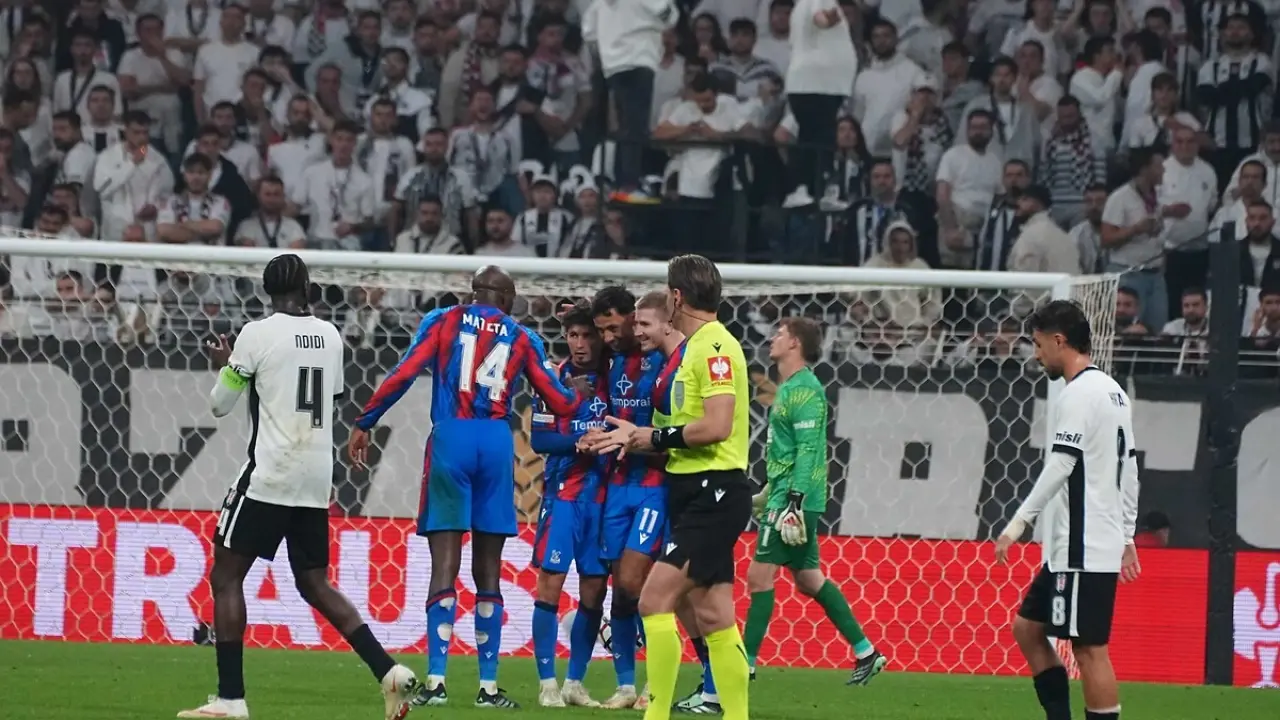 Hakem bitirdi, futbolcular duymadı! Beşiktaş maçında şaşırtan anlar