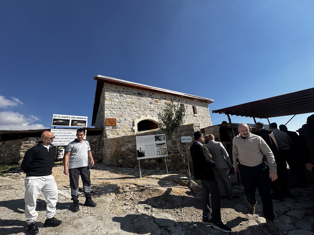 Harput Kalesi'ndeki yaklaşık 940 yıllık Fetih Mescidi cuma namazıyla ibadete açıldı
