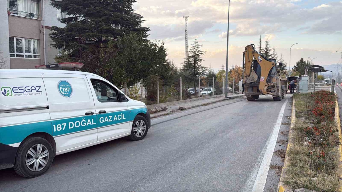 ESGAZ ekipleri Eskişehir'de iddiaya göre 3 gündür süren gaz sızıntısını tamir etti.