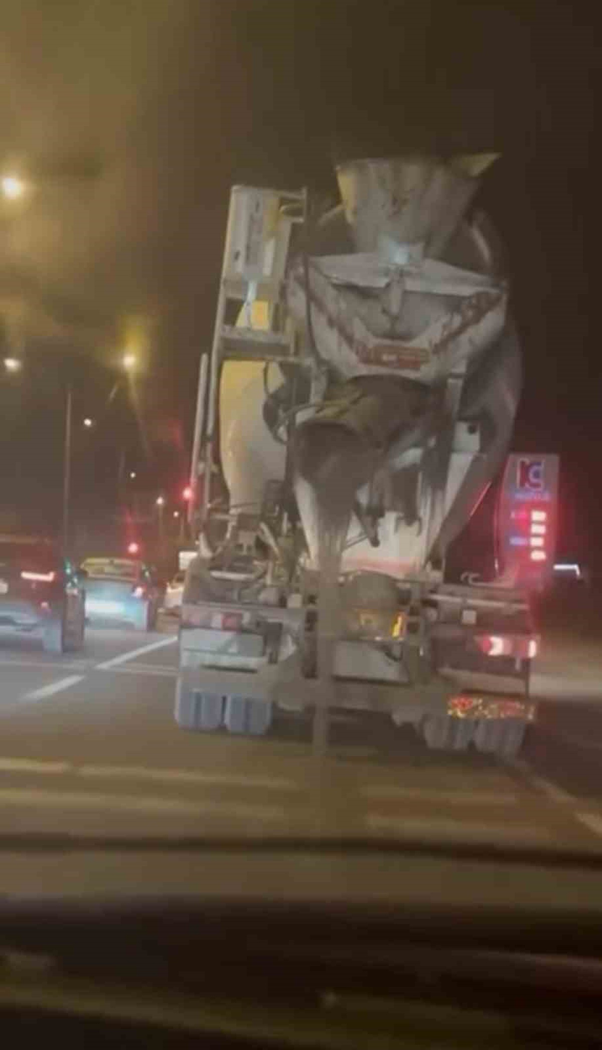 Elazığ Akçakiraz'da beton mikseri yola harç dökerek ilerledi, o anlar kaydedildi