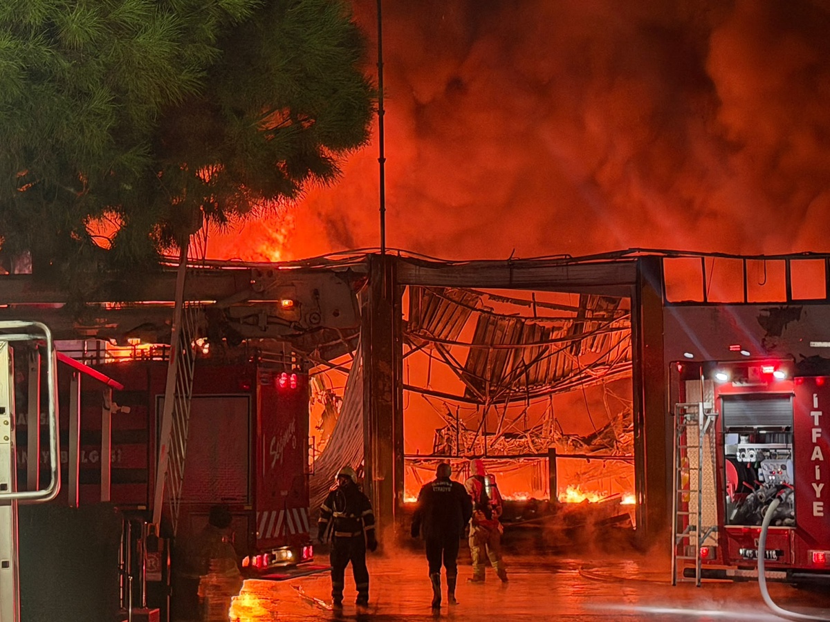 Manisa OSB'de akü fabrikasında büyük yangın! Bölgeye çok sayıda itfaiye ekibi sevk edildi