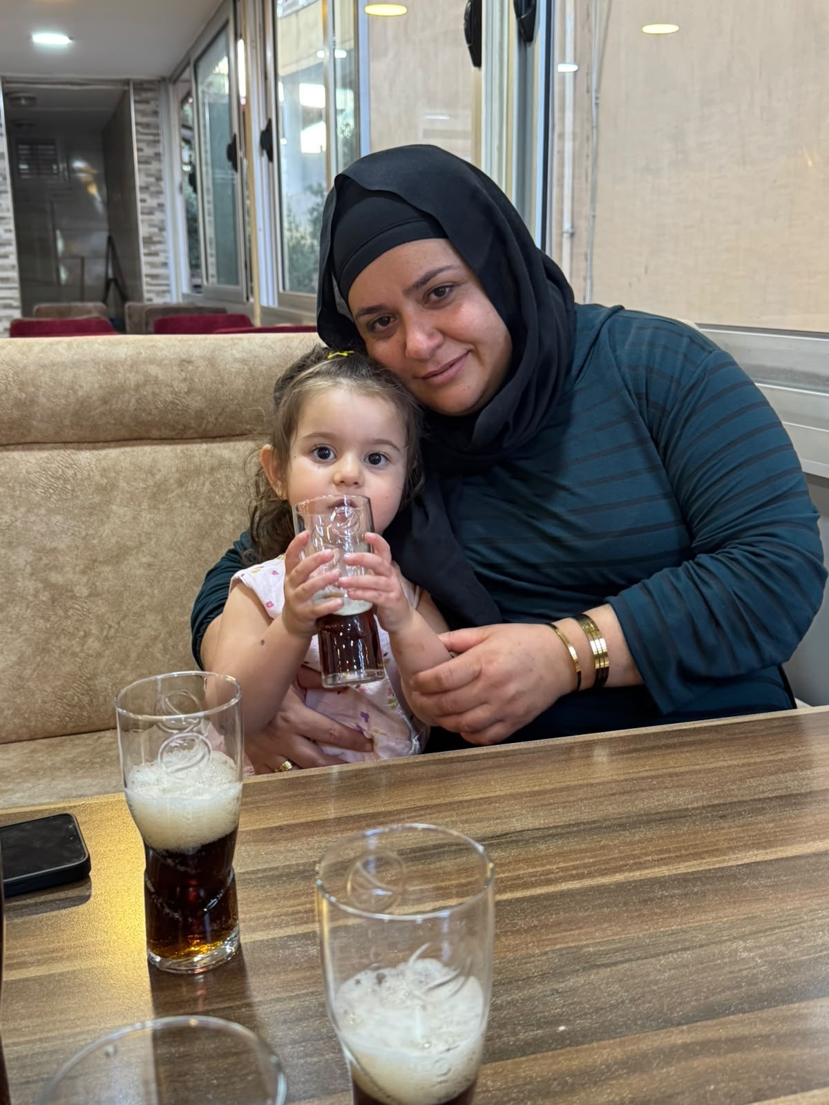 Reyhanlı'da bebek arabasıyla karşıya geçen anne ve kızına otomobil çarptı! Anne öldü, sürücü kaçtı