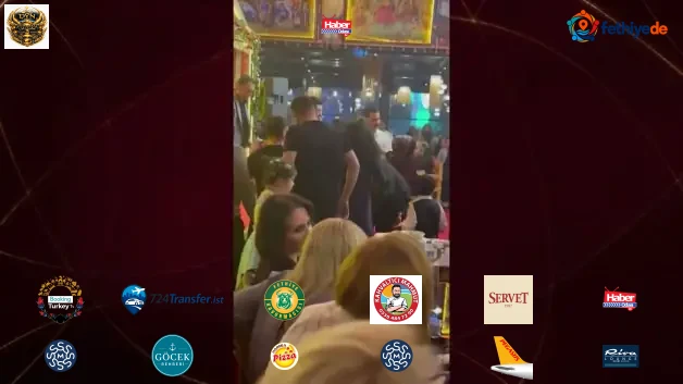 Sahnede rahatsızlanan Hakkı Bulut sedyeyle hastaneye kaldırıldı