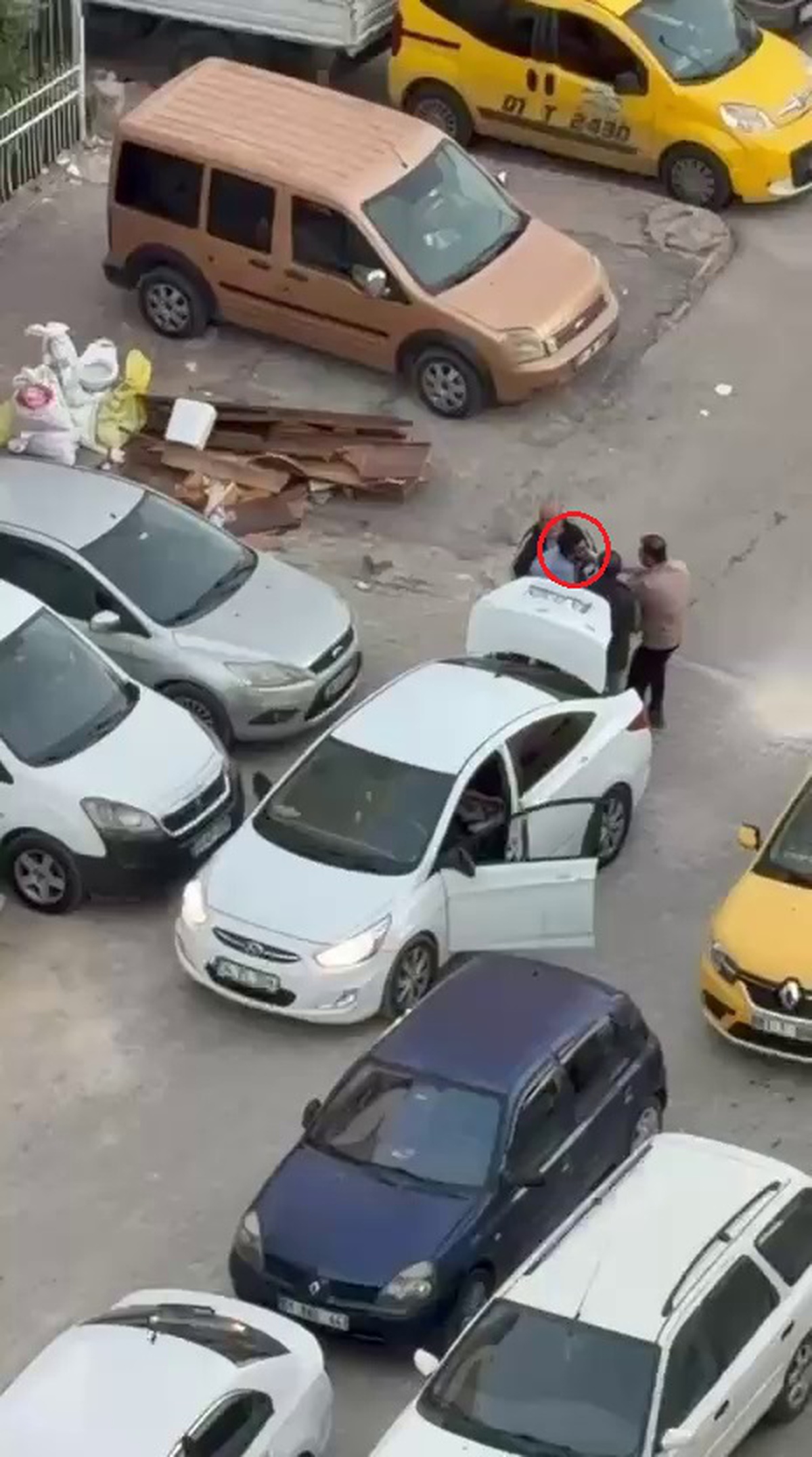 Adana Seyhan'da zorla bagaja konan kişi kaçırıldı, o anlar cep telefonuyla kaydedildi