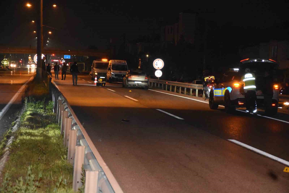 Sakarya Hendek'te D-100'de otomobil yaşlı kadına çarptı, kadın yaşamını yitirdi