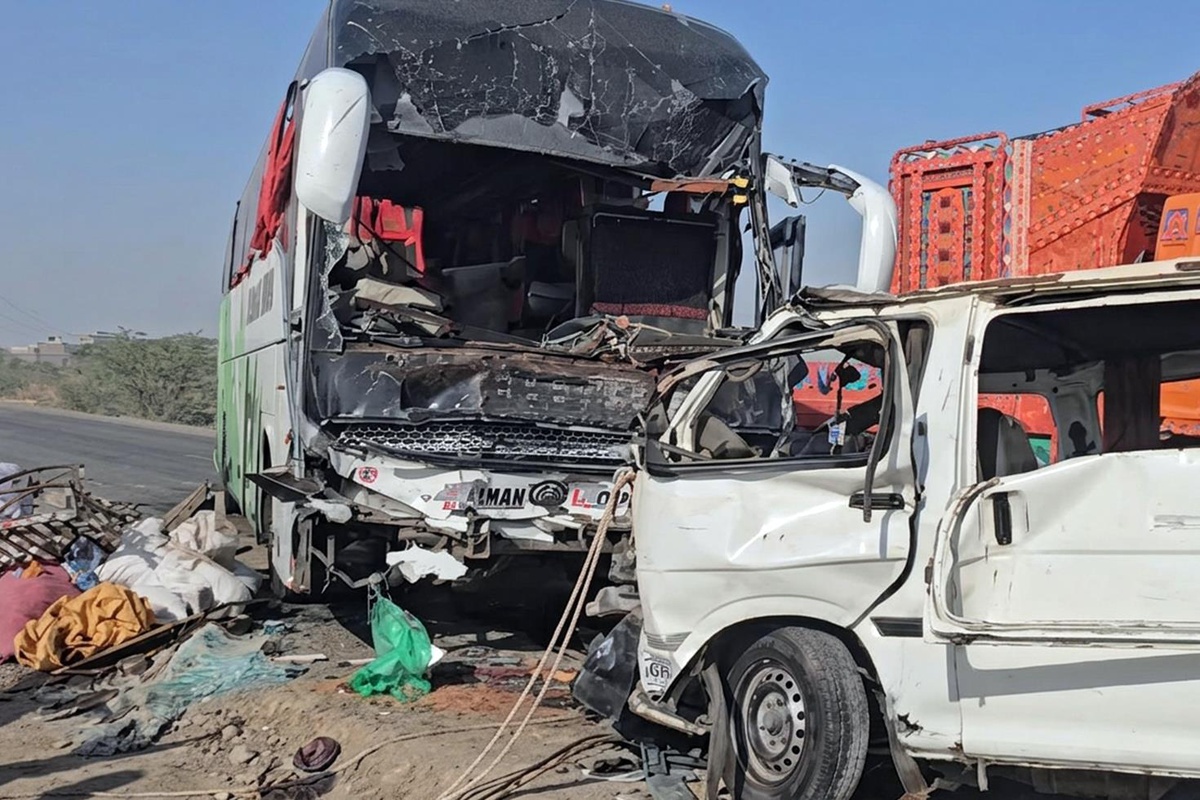 Pakistan'ın Belucistan'ında minibüsle çarpışan otobüste 12 kişi öldü, 22 kişi yaralandı