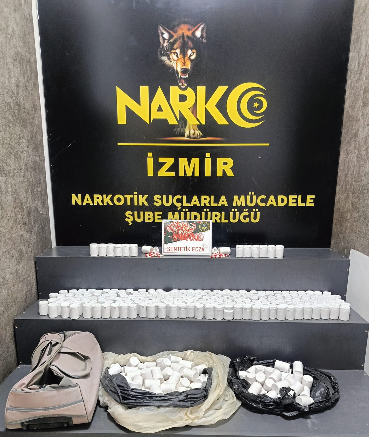 Torbalı'da gömülü halde 17 bin 528 sentetik ecza bulundu, 2 şüpheli gözaltına alındı