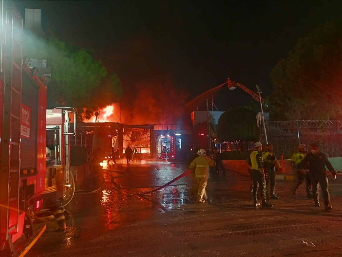 Manisa OSB'deki akü fabrikasında yangın çıktı, itfaiye müdahalesi sürüyor