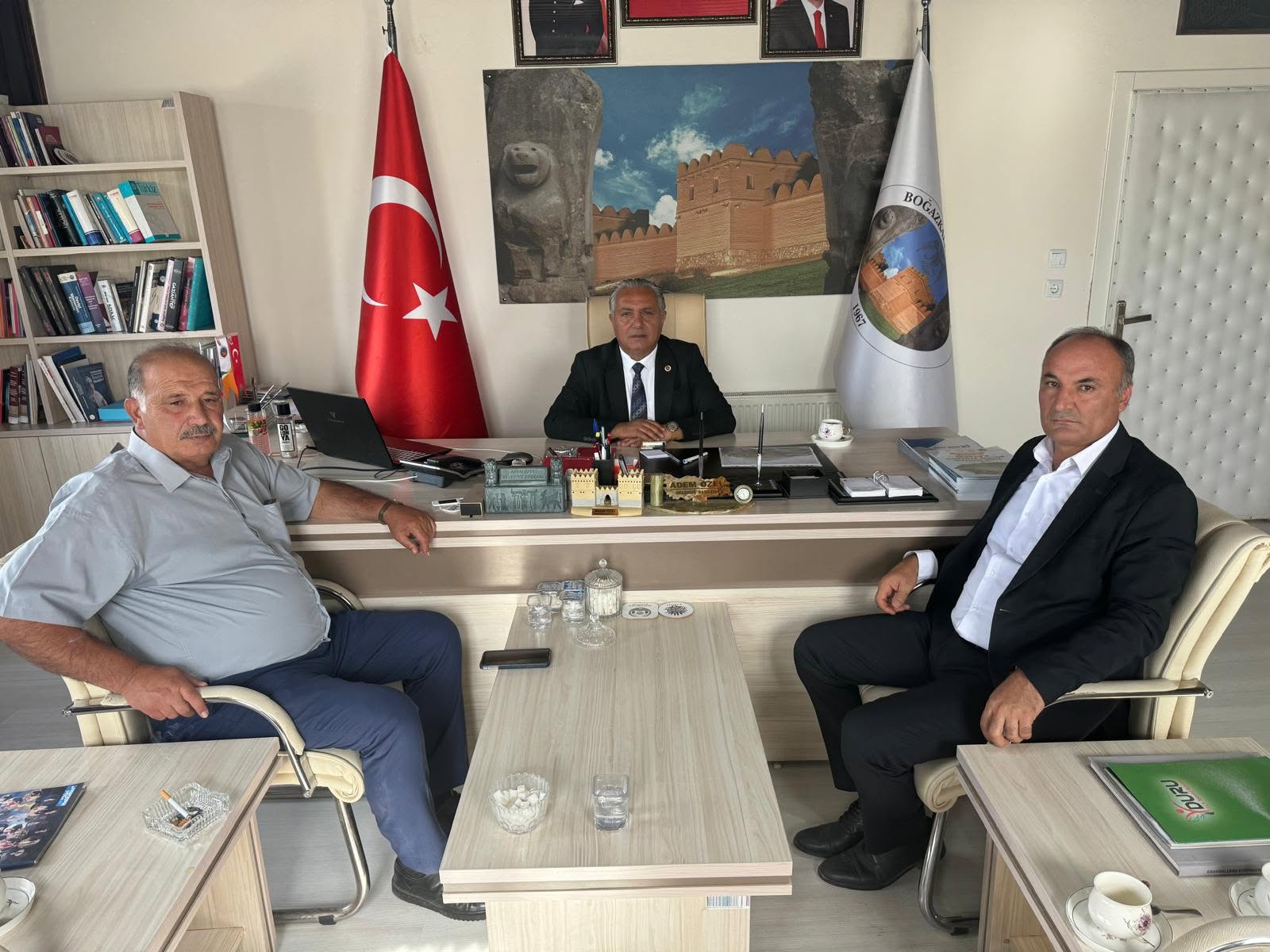 [BELEDIYE · Çorum · Boğazkale] Ak Parti İl Genel Meclis Üyelerimizin Belediye Başkanımızı Ziyareti | Boğazkale Belediyesi