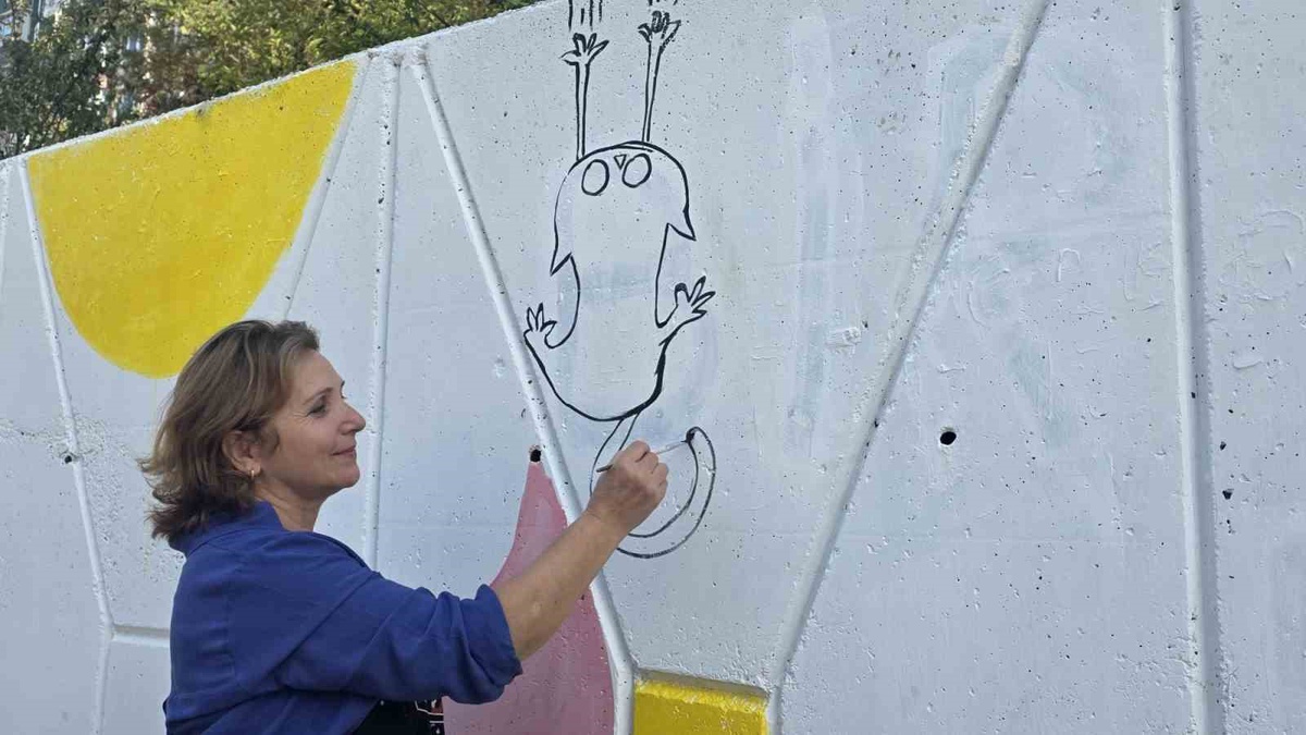 Bandırma'da Öğretmenevi'nin istinat duvarı gönüllü sanat çalışmasıyla renkleniyor