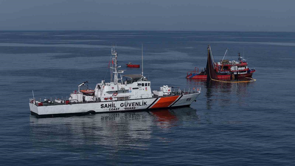 Sahil Güvenlik Doğu Karadeniz ekipleri palamut avında denetimi sıklaştırdı