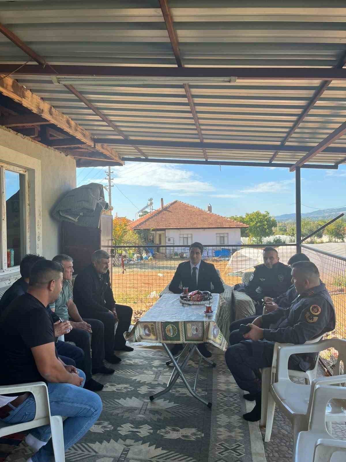 Denizli Beyağaç'ta Kaymakam Haydari, okul dönüşü kaza geçiren öğrenciyi ziyaret etti